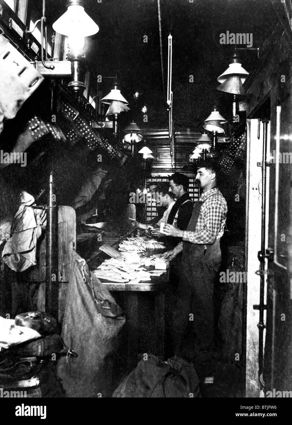 Lo smistamento della posta in una stazione di post office su un treno della posta, 1930s. Foto Stock