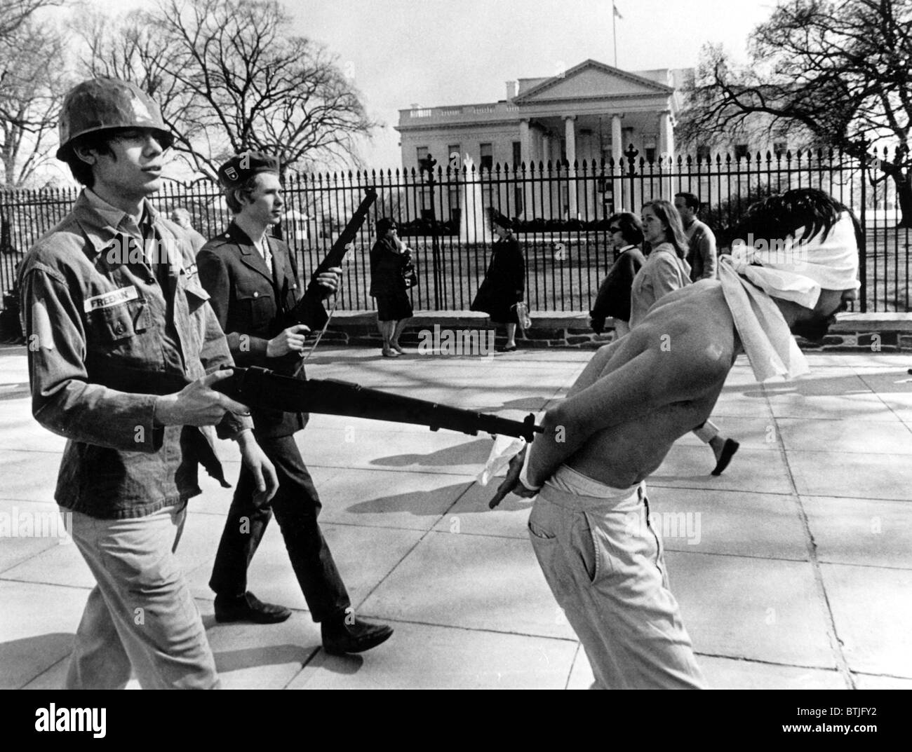 Guerra Anti-Vietnam manifestanti stessi chiamata 'Spring mobilitazione per la pace", dimostrando con fucili giocattolo di fronte il Wh Foto Stock