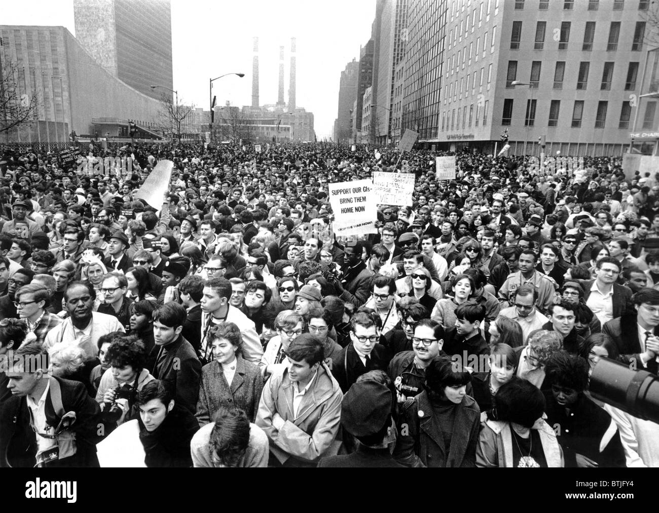 Guerra Anti-Vietnam dimostrazione al di fuori del Palazzo delle Nazioni Unite di New York City, 04-15-67 Foto Stock