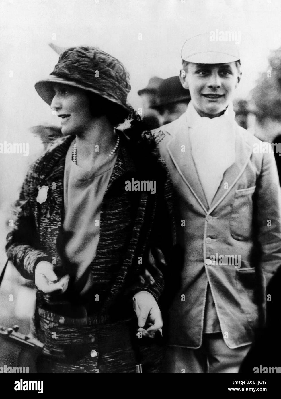 Nancy Astor, membro del parlamento britannico, con il suo figlio William Waldorf Astor, 1923. La cortesia: Archivi CSU/Everett Collection Foto Stock