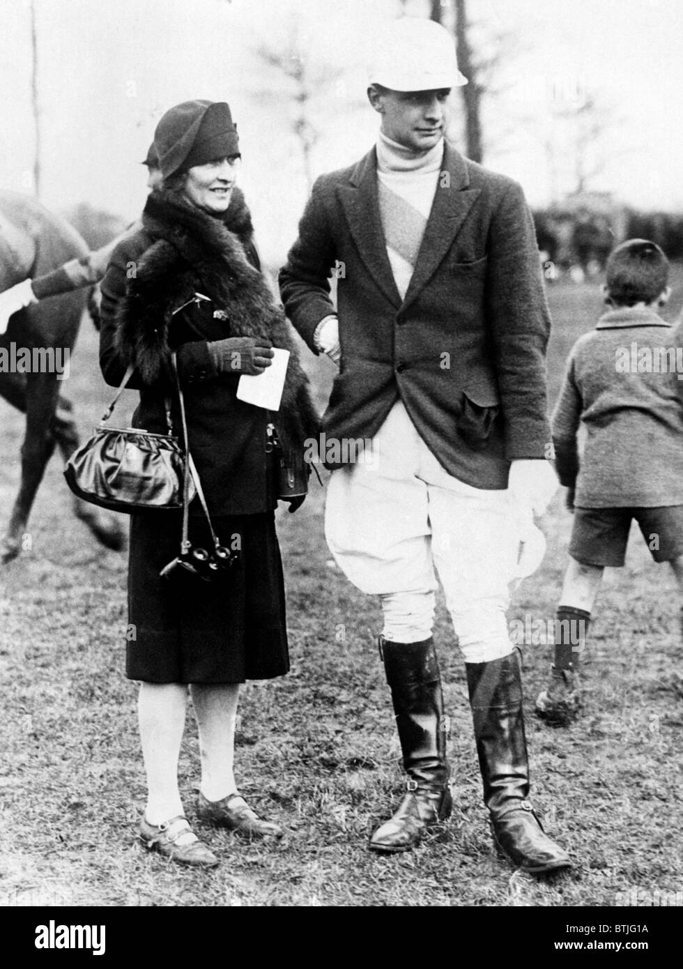 Nancy Astor, membro del parlamento britannico, con il suo figlio William Waldorf Astor presso la Chiesa di Cristo e Bullingdon Club Point-to- Foto Stock