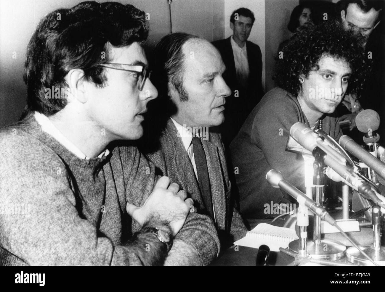 Rennie Davis, David Dellinger e Abbie Hoffman, tre uomini in prova per fomentare i disordini in occasione di una conferenza stampa, Chicago, 19 Foto Stock