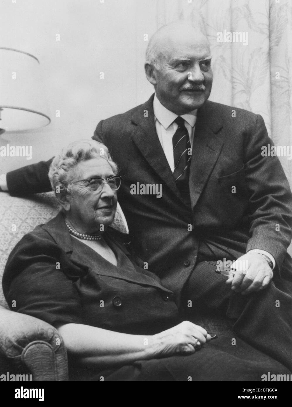 Dame Agatha Christie & marito Sir Max Mallowan nel 1975. Foto Stock