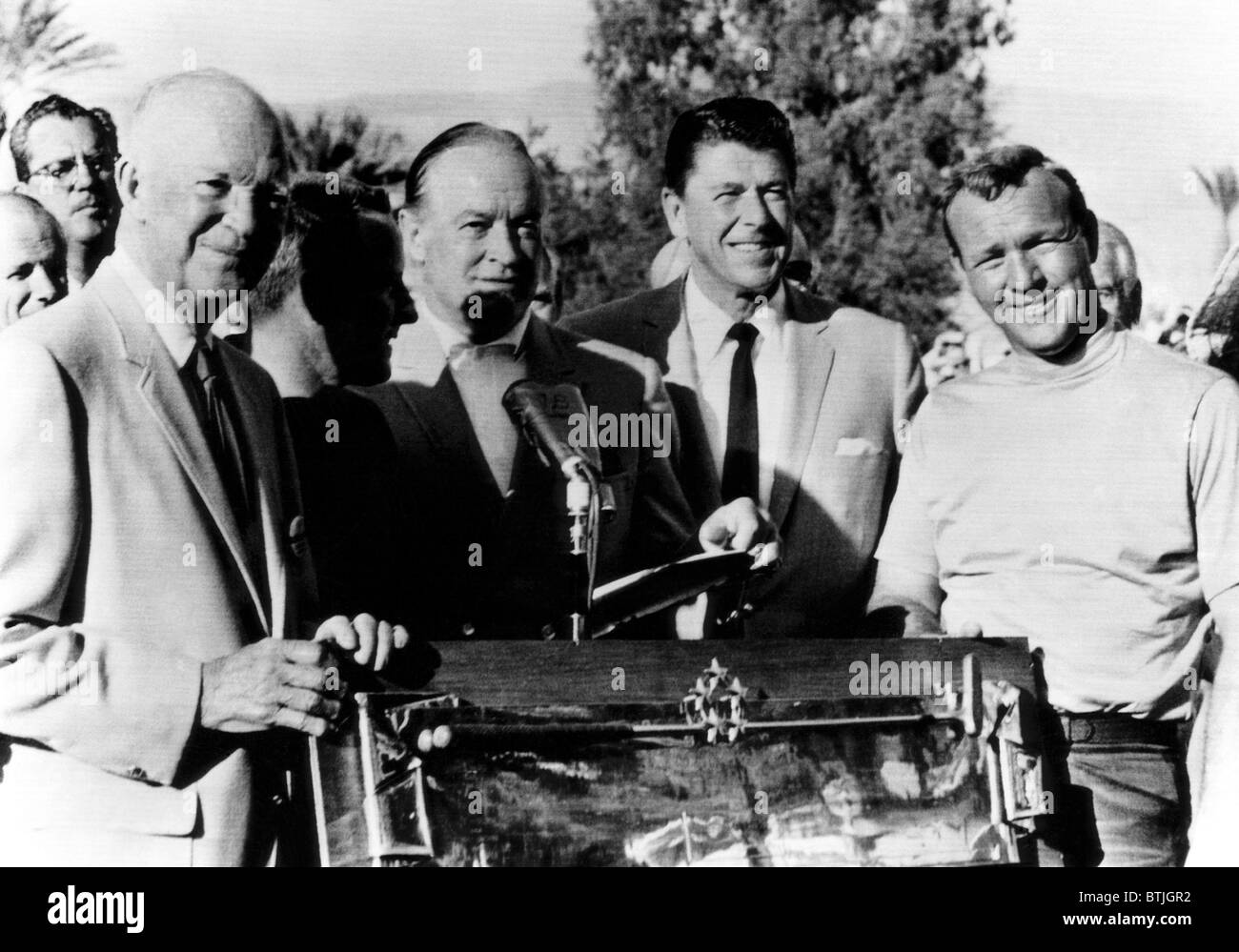 Arnold Palmer (a destra), riceve il Bob Hope Desert classica del Trofeo dopo la vittoria a Palm Springs in una morte improvvisa dei playoff con Foto Stock