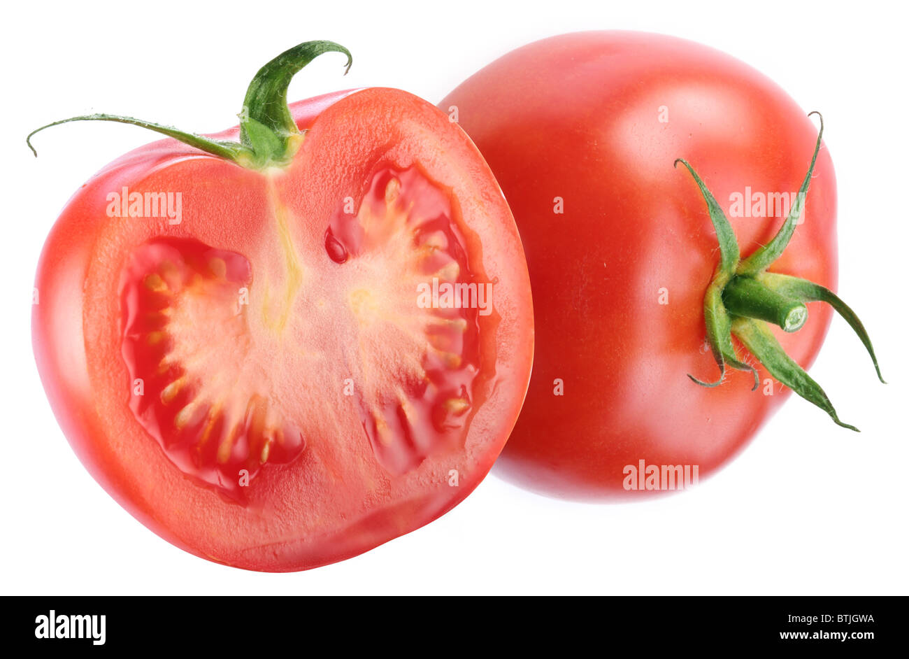 Pomodoro e mezza di uno. Isolato su uno sfondo bianco. Foto Stock