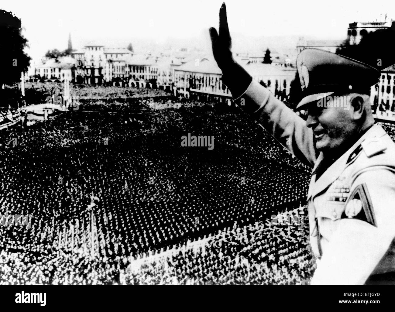 BENITO MUSSOLINI, rivolgendosi a una folla di Padova Italia, Luglio 1943 Foto Stock