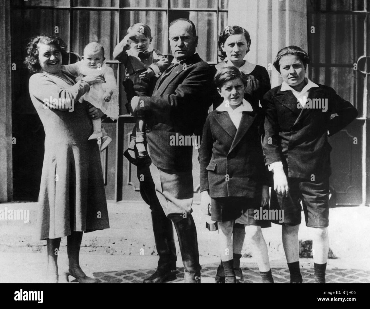Il primo ministro italiano Benito Mussolini, con sua moglie Rachele Mussolini (estrema sinistra), e i loro cinque figli, c. 1930. Foto Stock