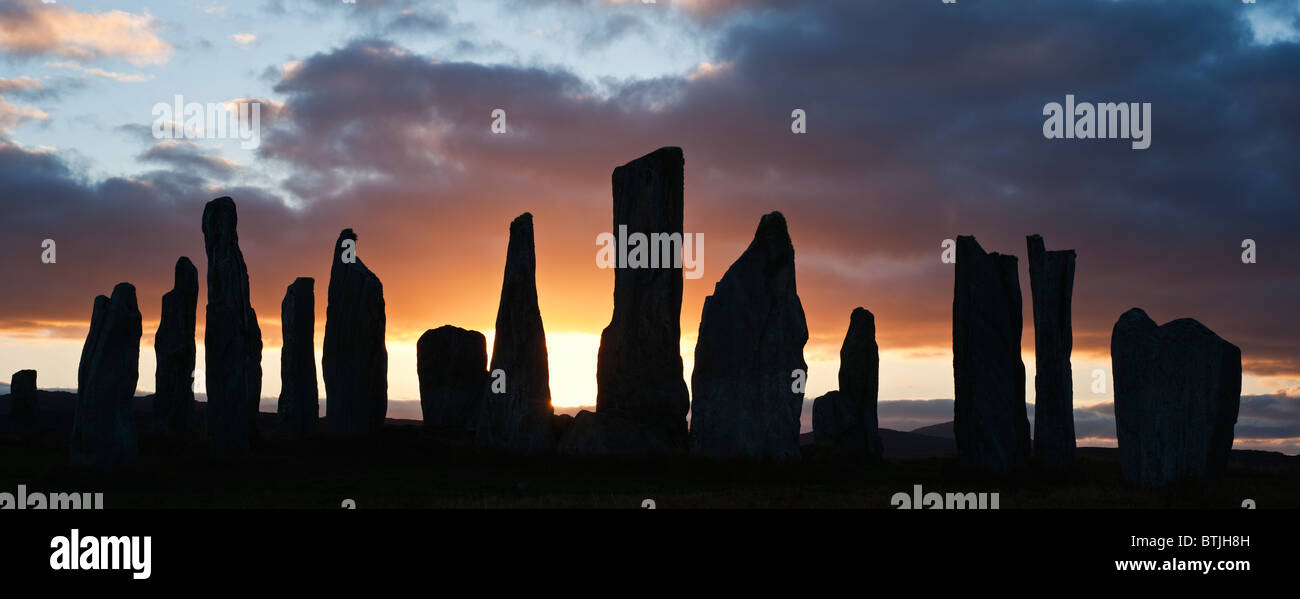 Silhouette di Callanish standing stones, isola di Lewis, Ebridi Esterne, Scozia Foto Stock