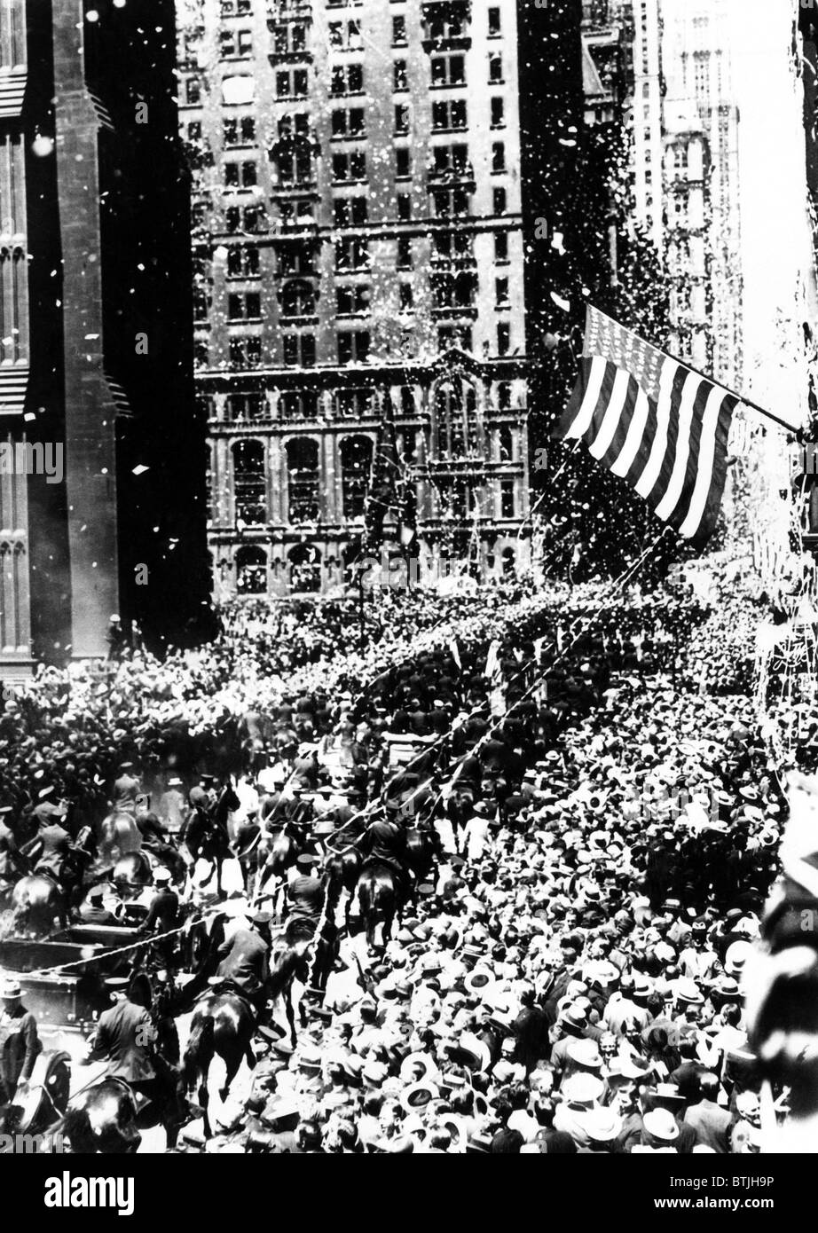 Pilota americano Charles Lindbergh (1902 - 1974), riceve un ticker tape parade fino Broadway a New York. Lindbergh è il primo uomo Foto Stock