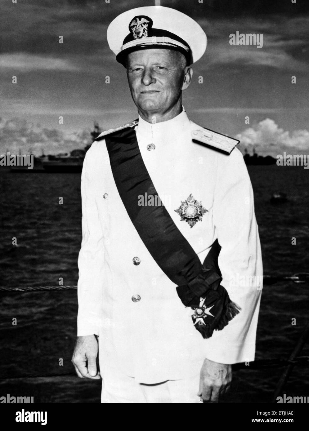 Fleet Admiral Chester Nimitz, (1885-1966), sul ponte della HMS Duke of York British Pacifico flotta, 1945. Foto Stock