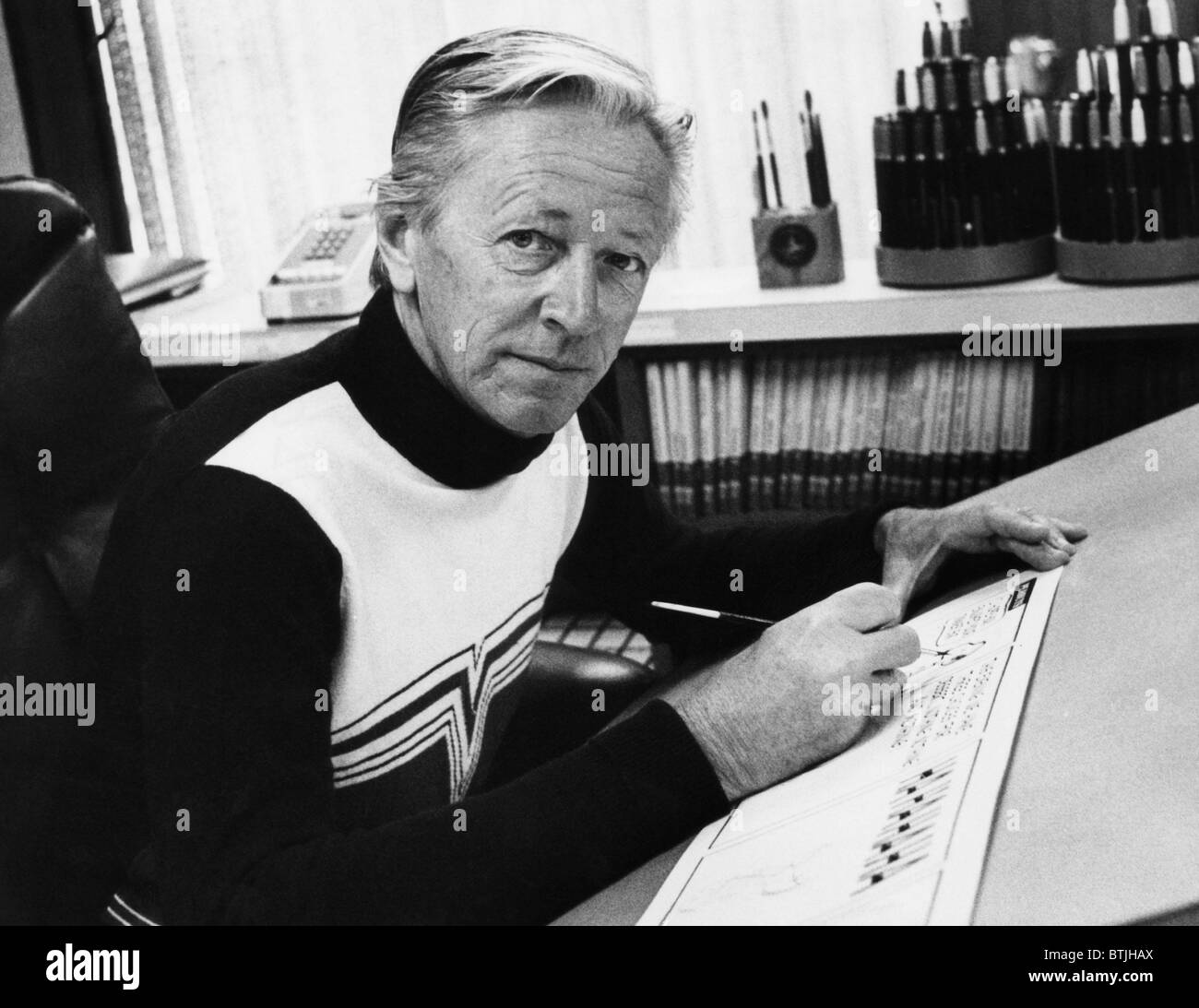 Charles Schultz, (1922-2000), American il disegnatore e creatore della striscia a fumetti Peanuts "', nel suo studio in Santa Rosa, California Foto Stock