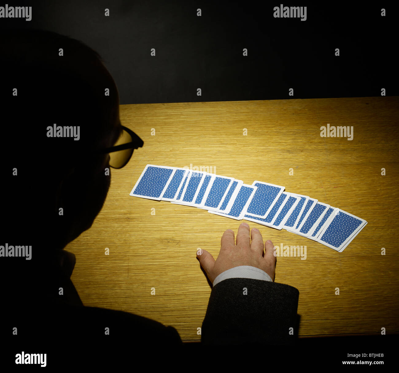 Mago facendo una card trick Foto Stock