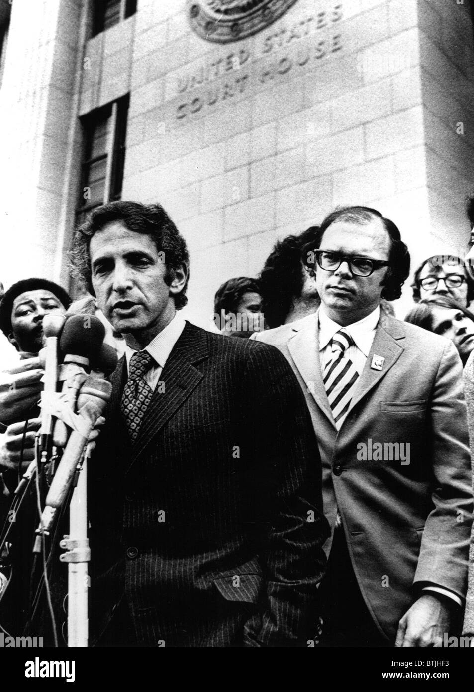 Le Carte del pentagono Defandants Daniel Ellsberg e Antonio Russo parlare ai giornalisti dopo la sessione di apertura del processo. Los Angeles, CA, Foto Stock