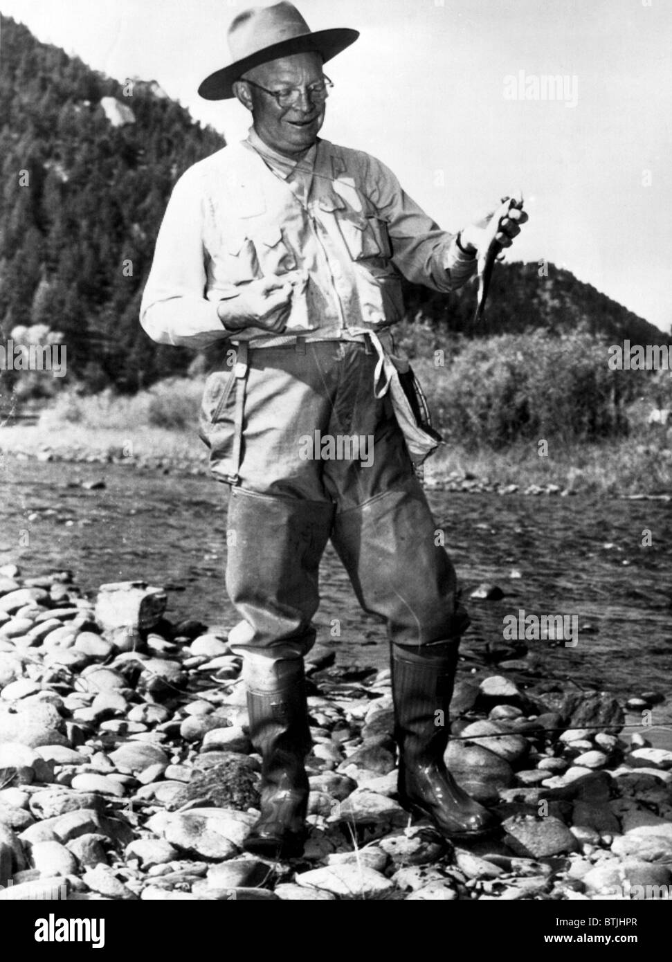 Presidente Dwight D. Eisenhower la pesca nel Fiume Platte sulla Bal Swan's ranch vicino a Pino, Colorado. Ottobre 8, 1954. La cortesia: C Foto Stock