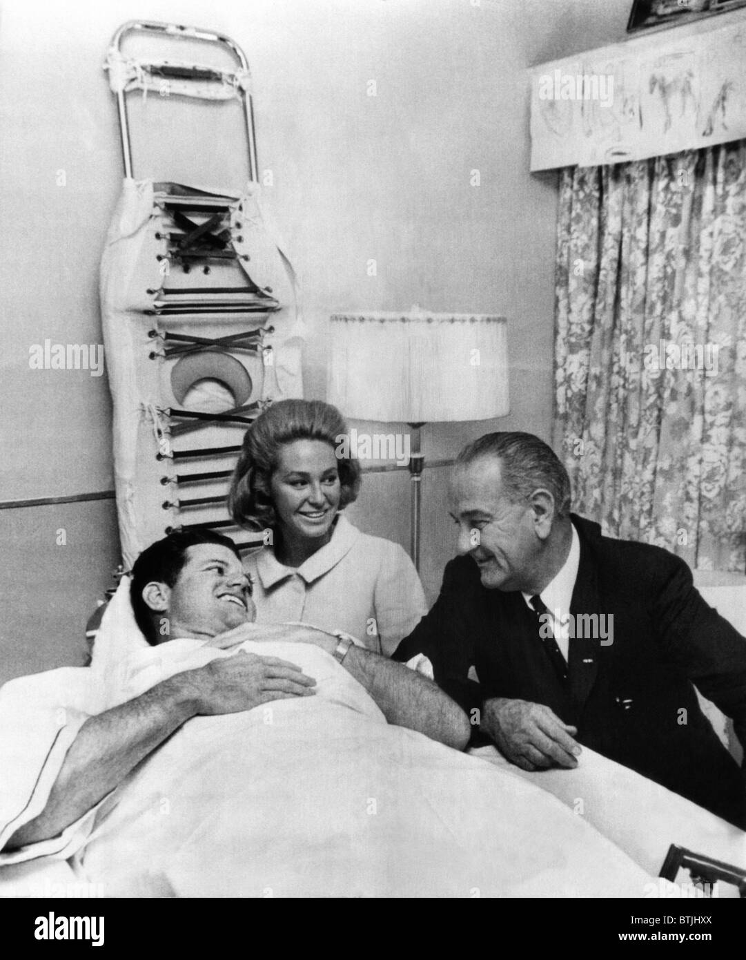 Il senatore Edward Kennedy, recuperando da Giugno 19 incidente aereo, è visitato da sua moglie Joan Kennedy e il presidente Johnson, Settemb Foto Stock