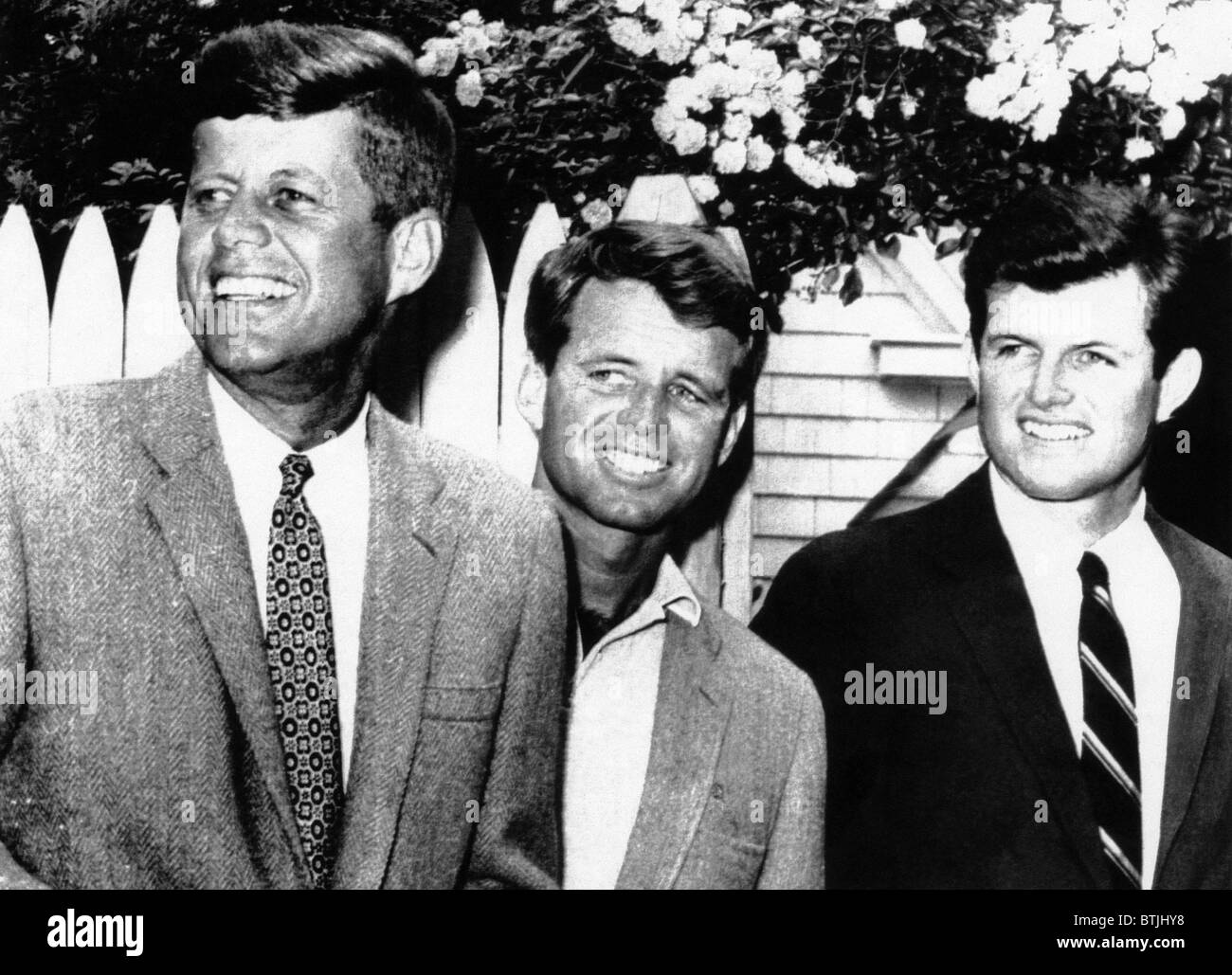 Da sinistra, John F. Kennedy, Robert Kennedy, Edward Kennedy, Hyannis Port, Luglio 1960 Foto Stock