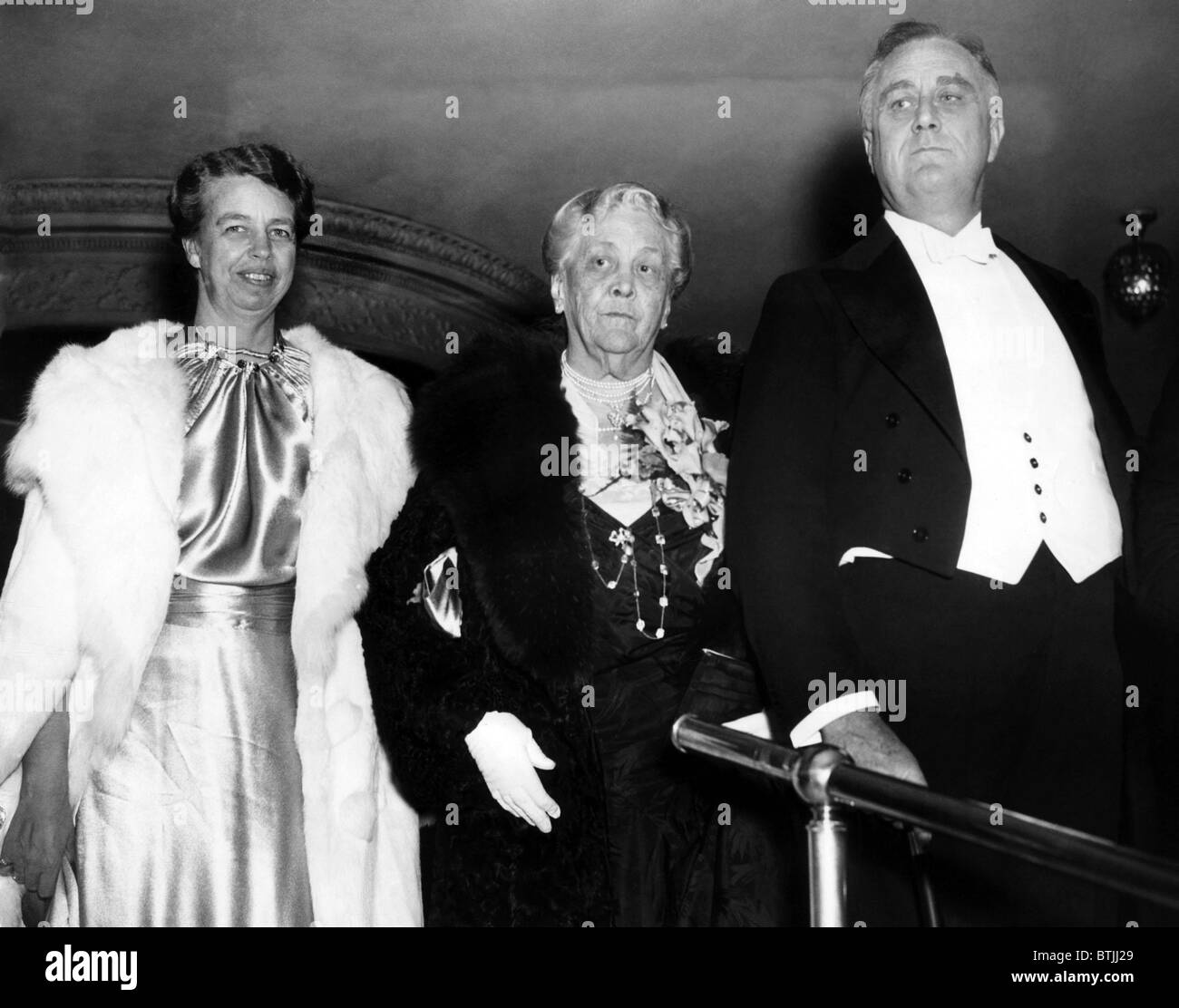 La First Lady Eleanor Roosevelt (estrema sinistra), il presidente Franklin D. Roosevelt (estrema destra), e sua madre Sara D. Roosevelt (centro), Foto Stock