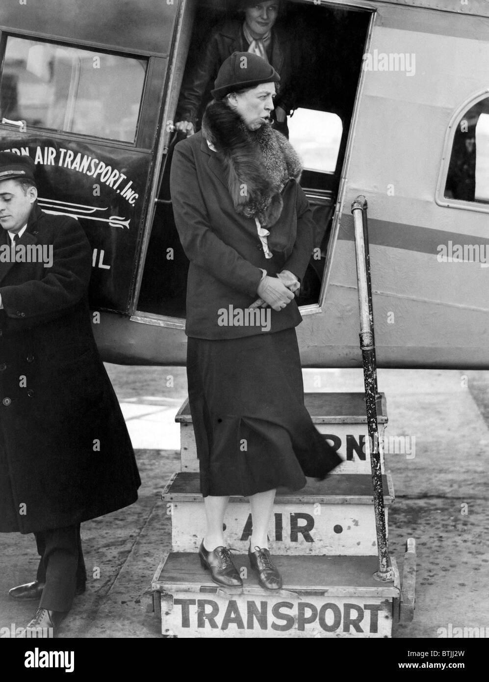La First Lady Eleanor Roosevelt, completa il primo volo mai realizzato da un Presidente la moglie quando ha volato da Newark, New Jersey, Foto Stock