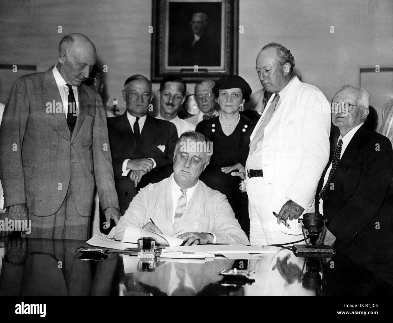 Il presidente Franklin D. Roosevelt firma la sicurezza sociale Bill, anteriore, l-r: Robert Doughton, senatore Robert Wagner, Presidente Foto Stock