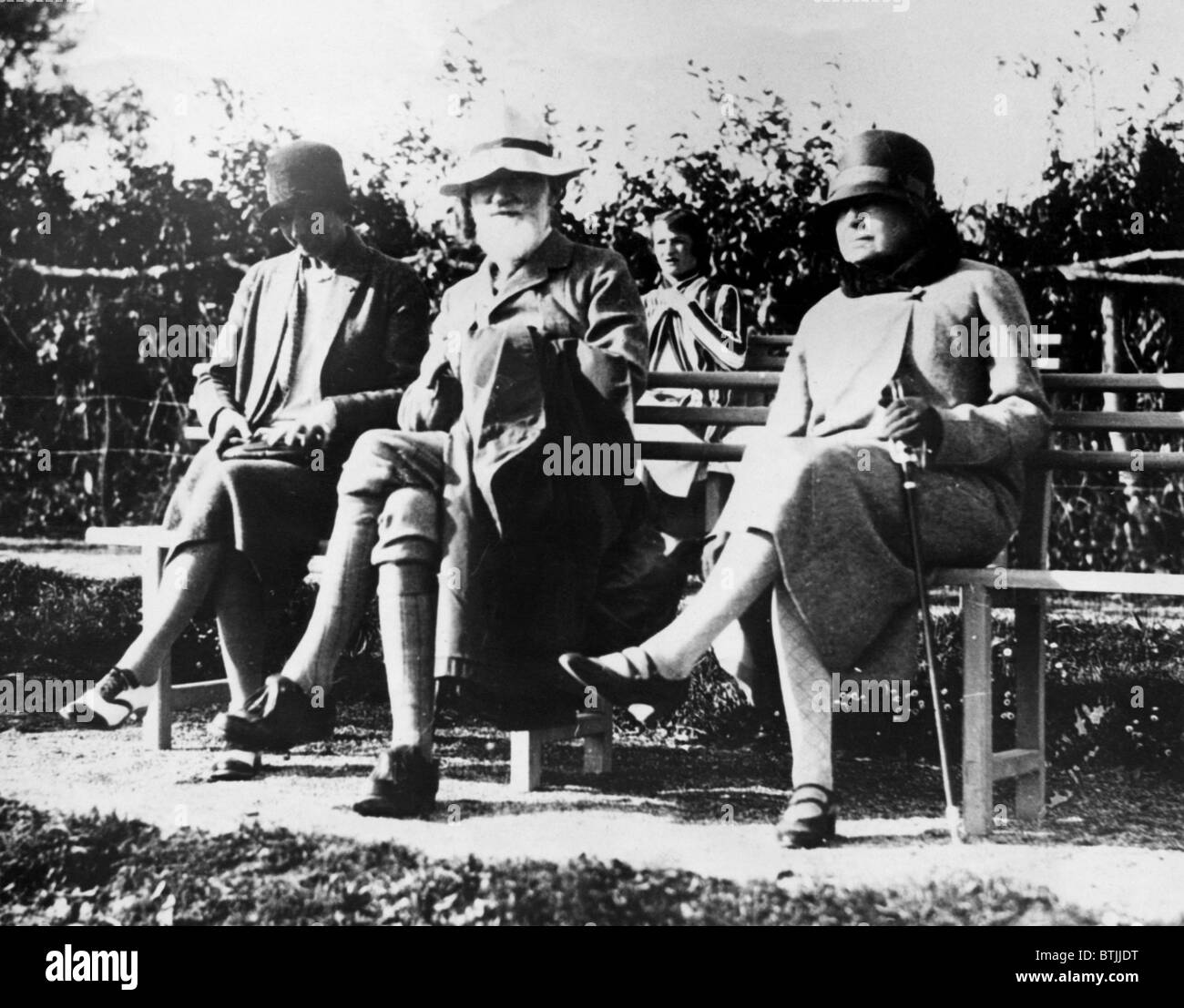 Autore irlandese e drammaturgo George Bernard Shaw (centro), in vacanza con la moglie Charlotte-Payne Townhend (estrema sinistra), sul Foto Stock