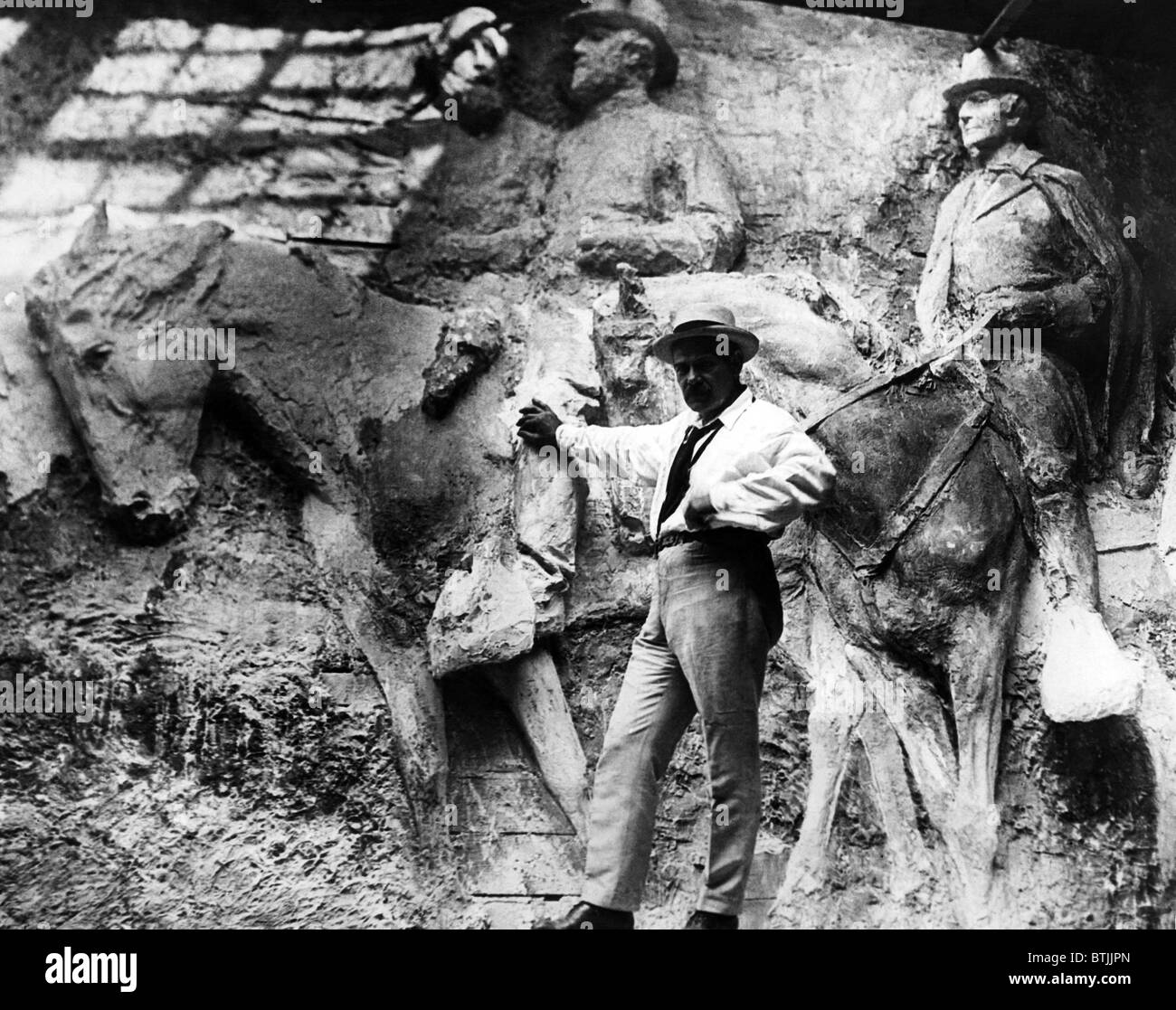 Scultore Gutzon Borglum nel suo studio con un modello in creta di un confederato memoriale per essere intagliato vicino ad Atlanta, Georgia, 1924. Cour Foto Stock