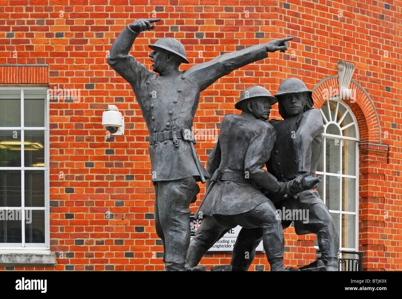 Londra, Inghilterra, Regno Unito. Vigili del Fuoco nazionale' Memorial sul Giubileo marciapiede, sud della cattedrale di St Paul. Foto Stock