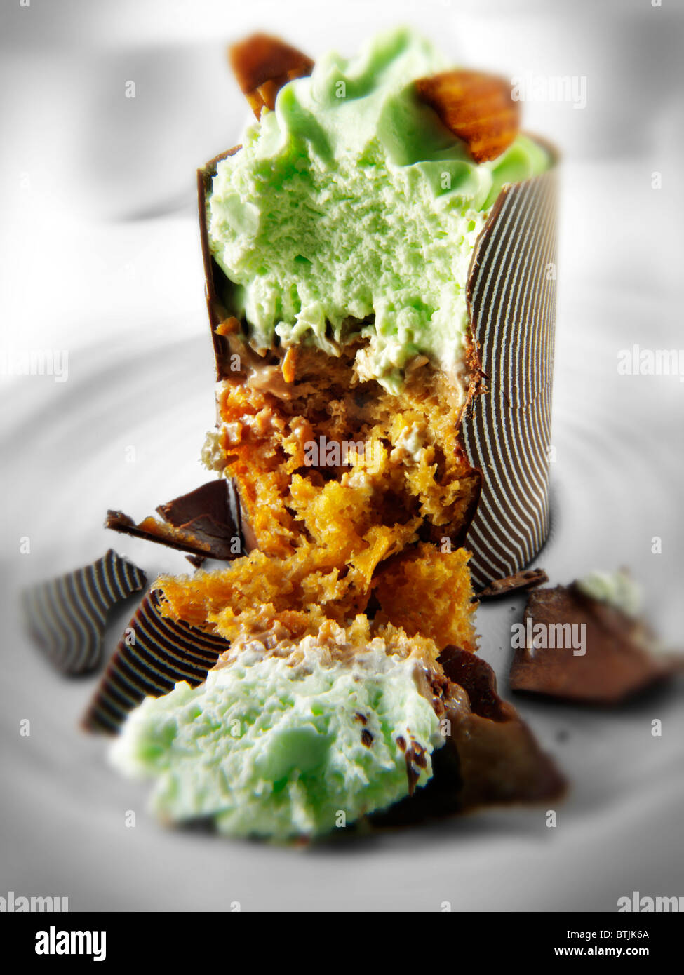 Una specialità pasticceria fatta a mano ricca torta al cioccolato indulgente topo riempito con caffè in un ambiente da tavola bianco Foto Stock