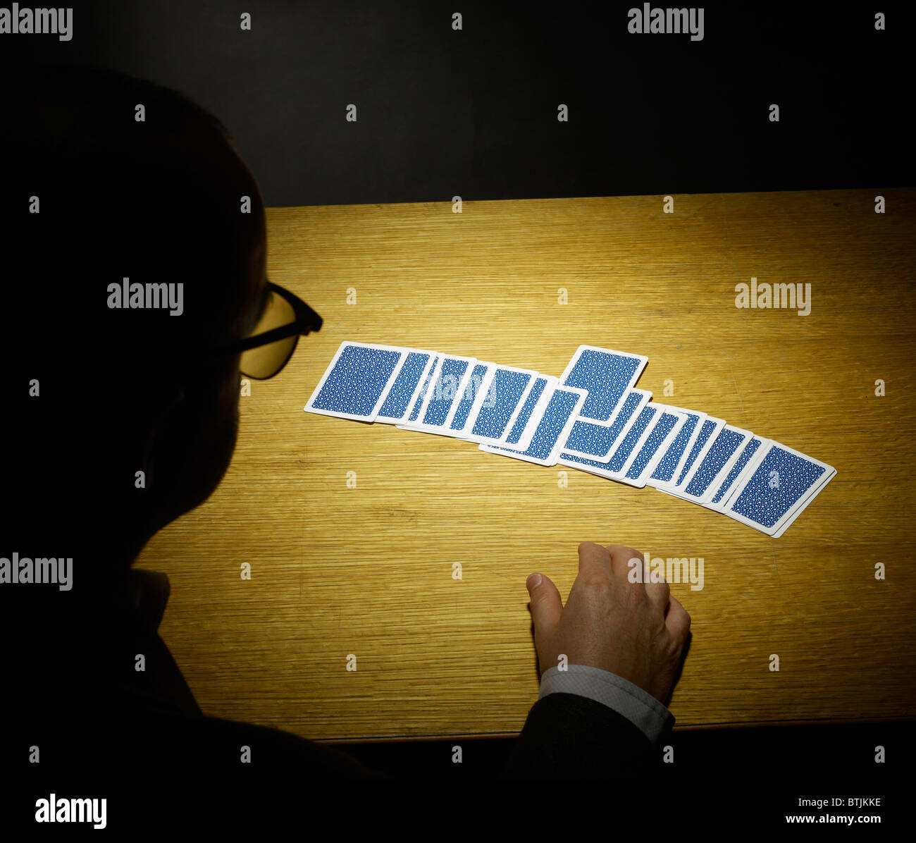 Mago facendo una card trick Foto Stock