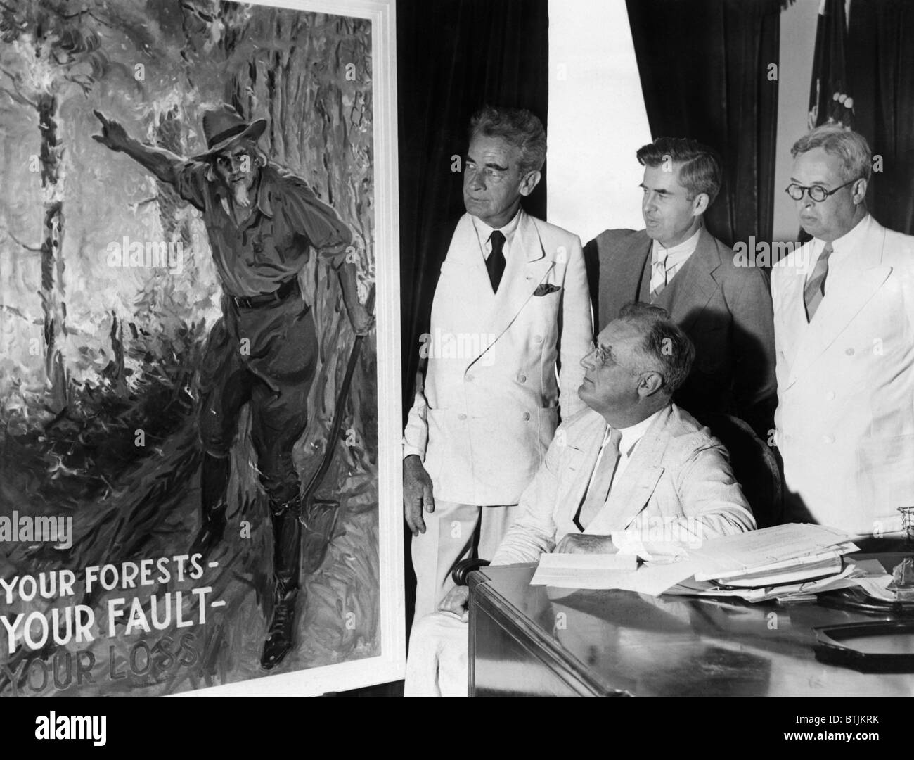 Artista americano e fumettista James Montgomery Flagg, Presidente Franklyn Roosevelt,Segretario di Agricoltura Henry Wallace, e Foto Stock