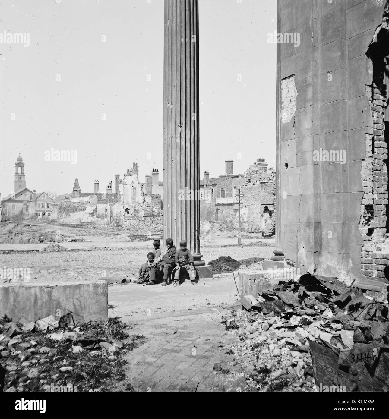 La guerra civile, la vista di edifici in rovina attraverso il portico della Chiesa circolare, a 150 Riunione Street, Charleston, Carolina del Sud, 1865. Foto Stock