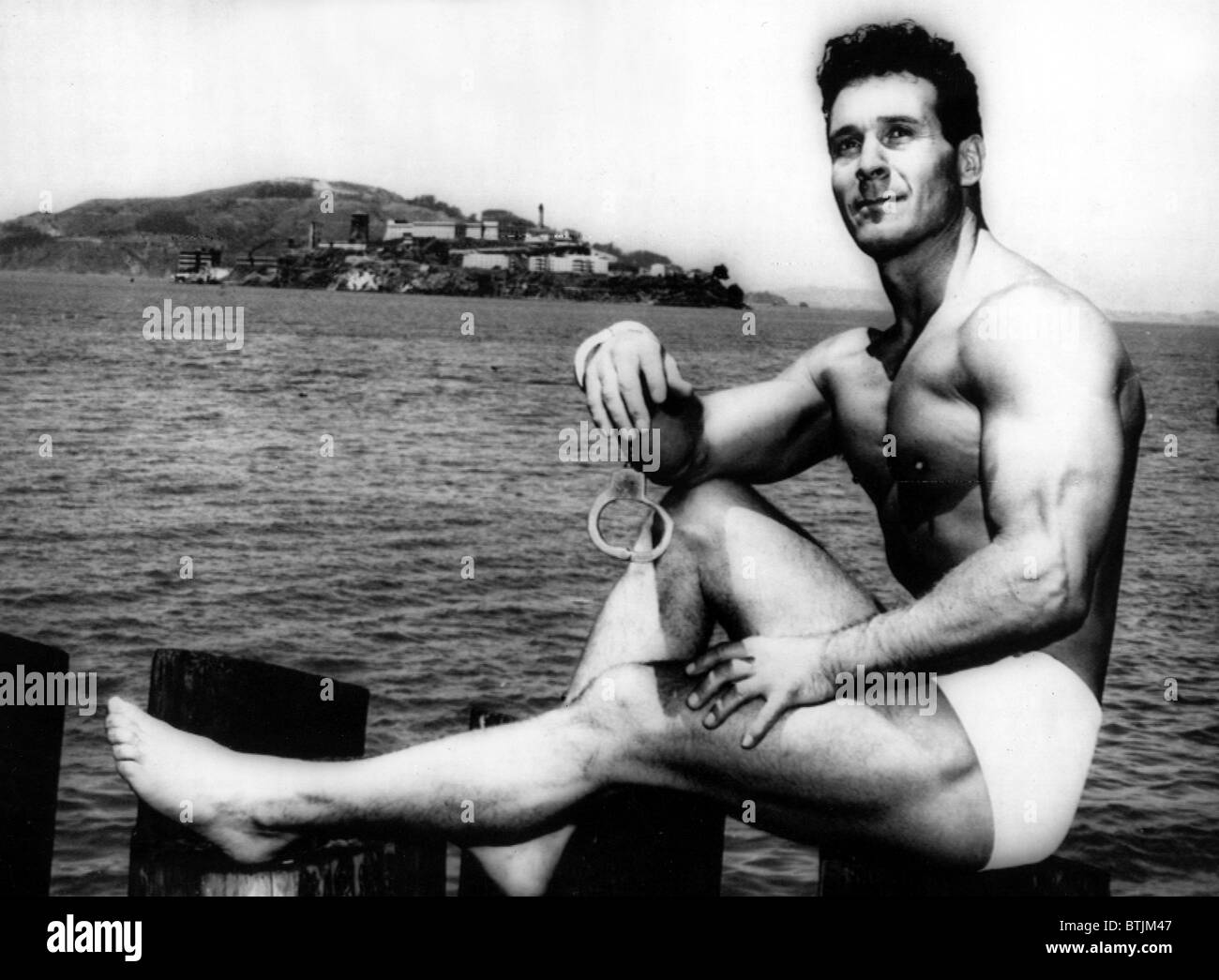 Jack Lalanne prima ammanettato nuotare dall Isola di Alcatraz a Fisherman's Wharf di San Francisco, 07-09-1955 Foto Stock