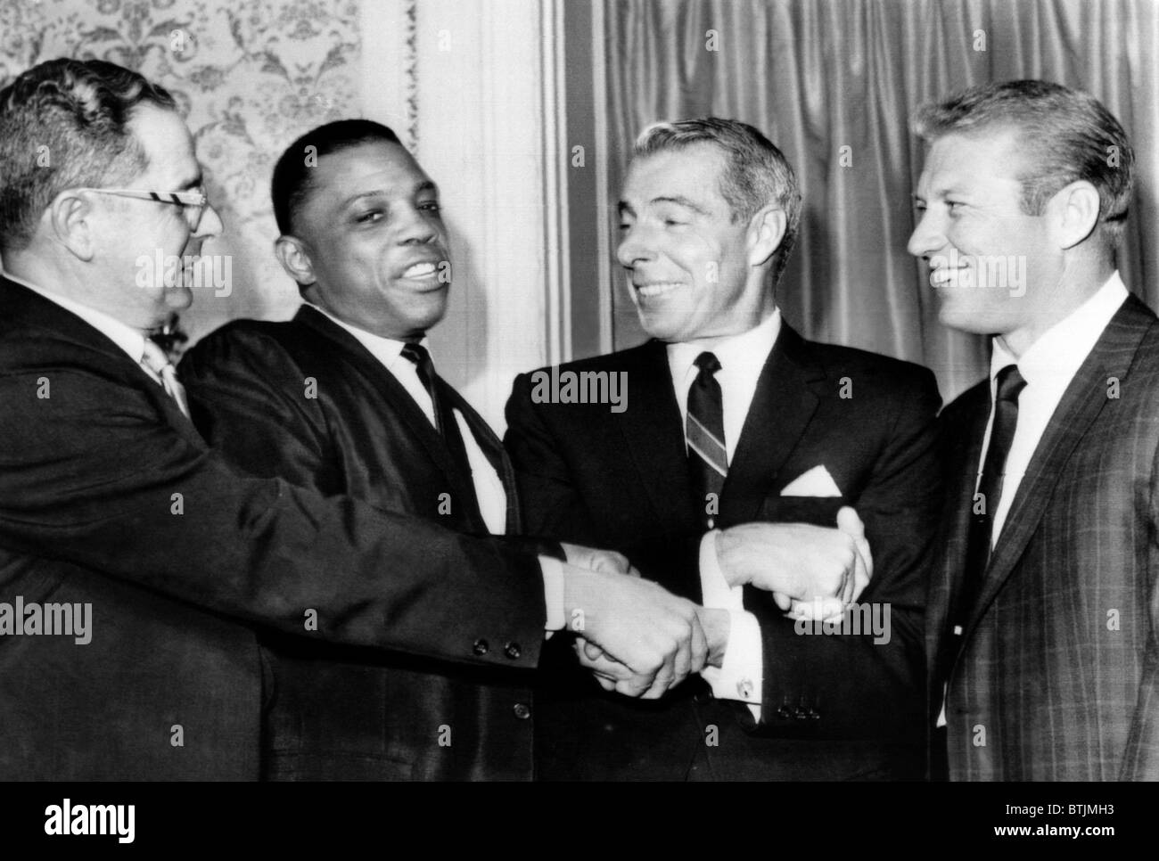 Dominic DiMaggio, Willie Mays, Joe DiMaggio e Mickey mantello Joe celebrano il cinquantesimo compleanno, San Francisco, 1964. La cortesia: CSU Foto Stock