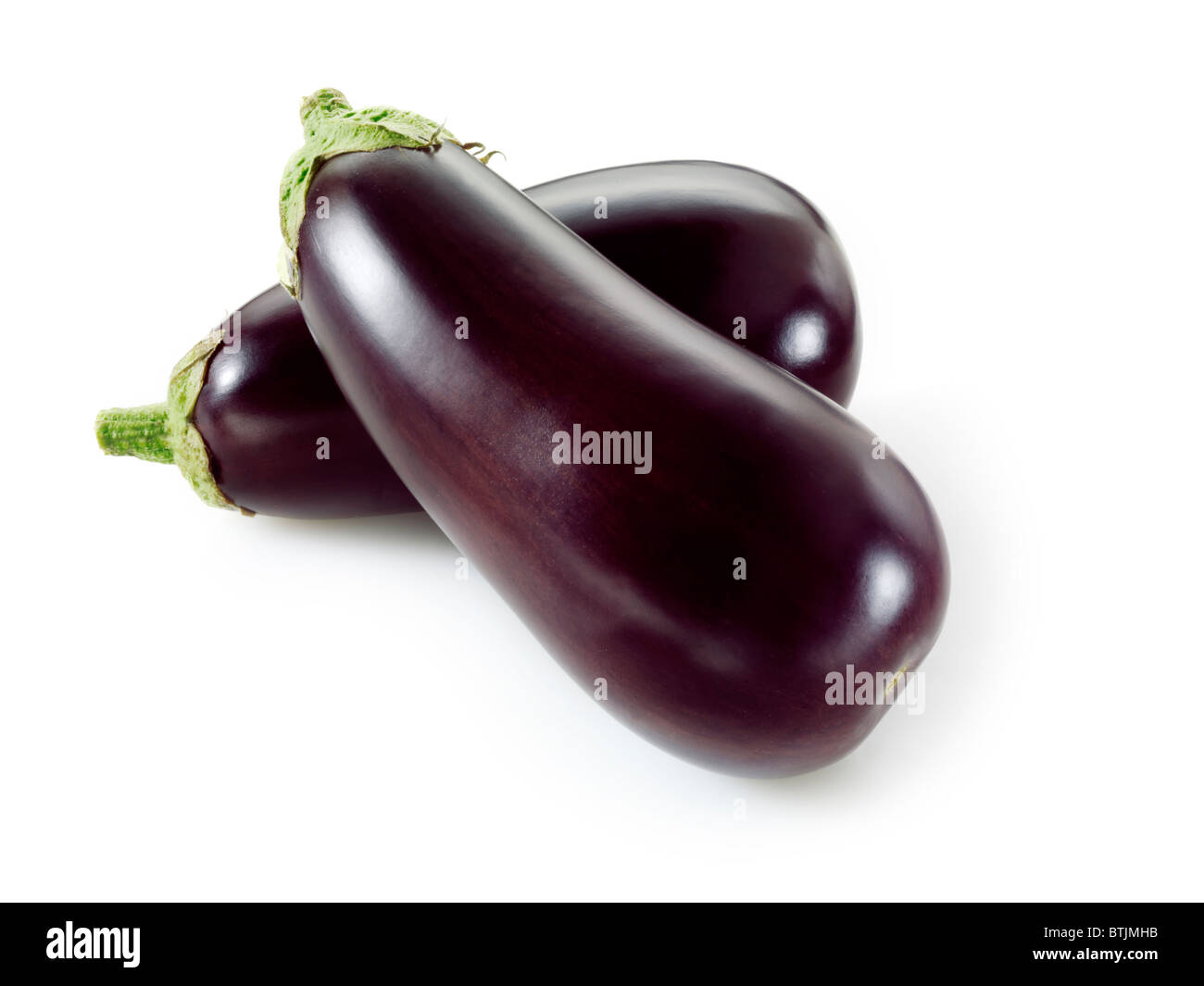 Tutto fresco intonso melanzane o melanzane isolata contro uno sfondo bianco Foto Stock