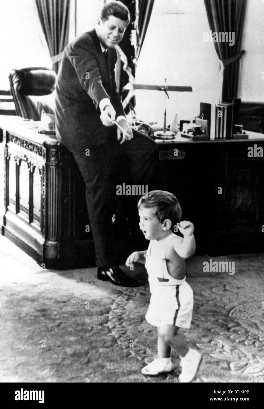 John F. Kennedy e il figlio John F. Kennedy Jr., in ufficio ovale, 5/25/62 Foto Stock