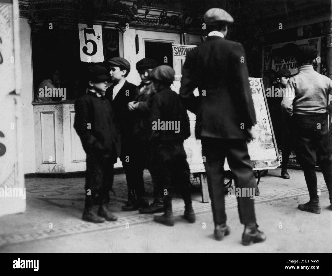 Ragazzi di tutte le età andando al cinema e sfidando le scuole dello stato leggi, 2:30 pm, Jersey City, New Jersey, fotografia di Lewis Wickes Hine, novembre 1912. Foto Stock