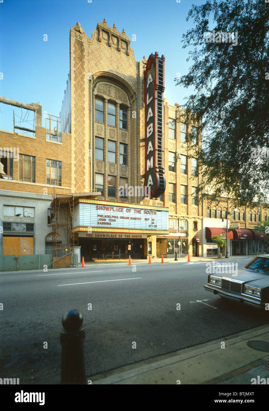 Esterno del Teatro Alabama, marquee si legge: "howplace del Sud', Birmingham, Alabama, eretta nel 1927, fotografia di circa novanta. Foto Stock