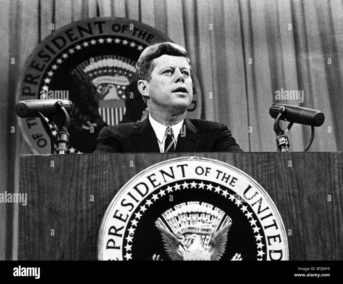 John Fitzgerald Kennedy, invita il Congresso ad approvare una legislazione più severa per impedire la distribuzione di talidomide, 1 agosto 1962. CSU Arc Foto Stock
