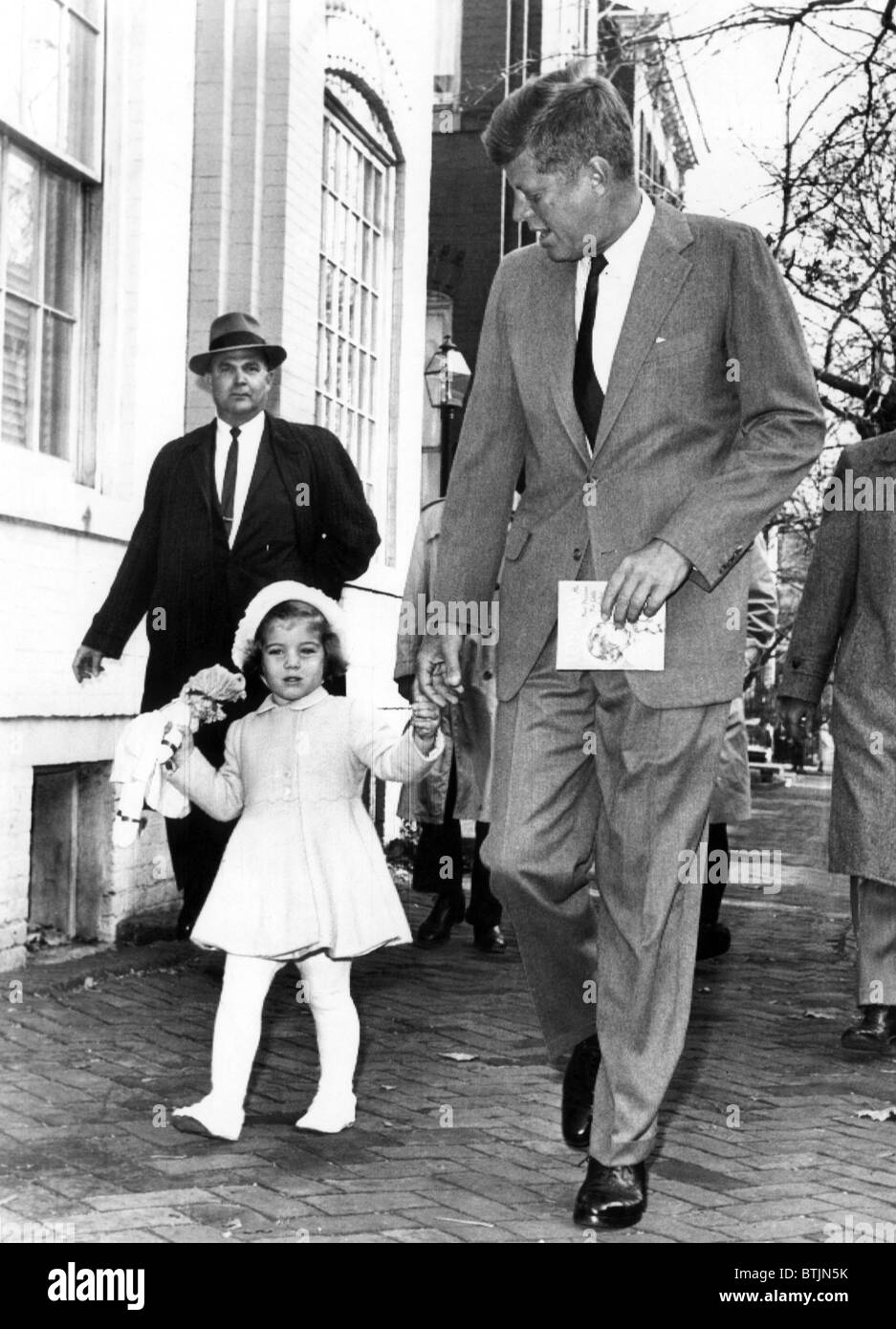 Presidente-eletto John Fitzgerald Kennedy, e Caroline Kennedy, a piedi alla chiesa dalla loro casa per il suo terzo compleanno. John F. Kennedy hol Foto Stock