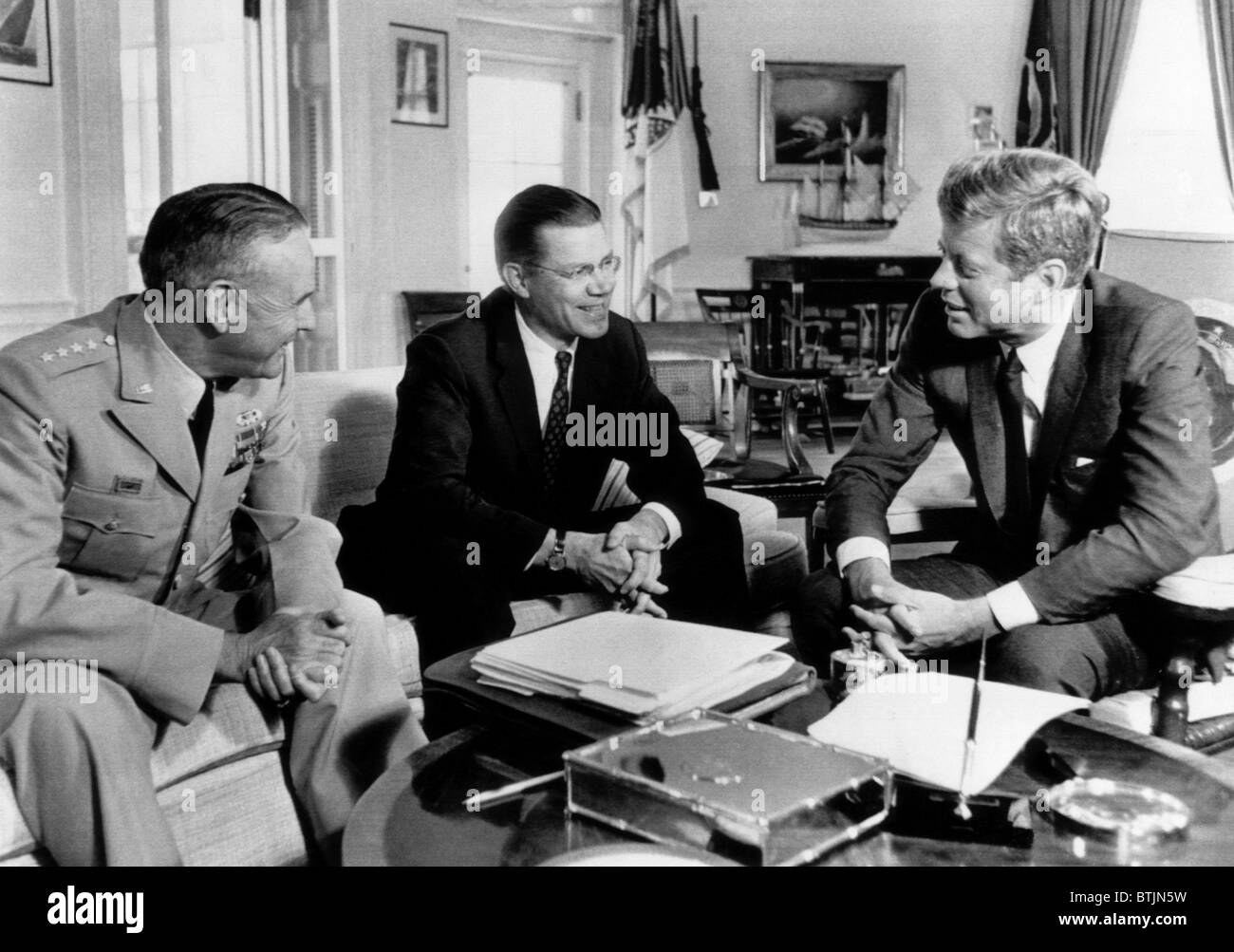 Il Segretario alla Difesa Robert McNamara (centro), l incontro con il Presidente John F. Kennedy (estrema destra), alla Casa Bianca per dare a lui un Foto Stock