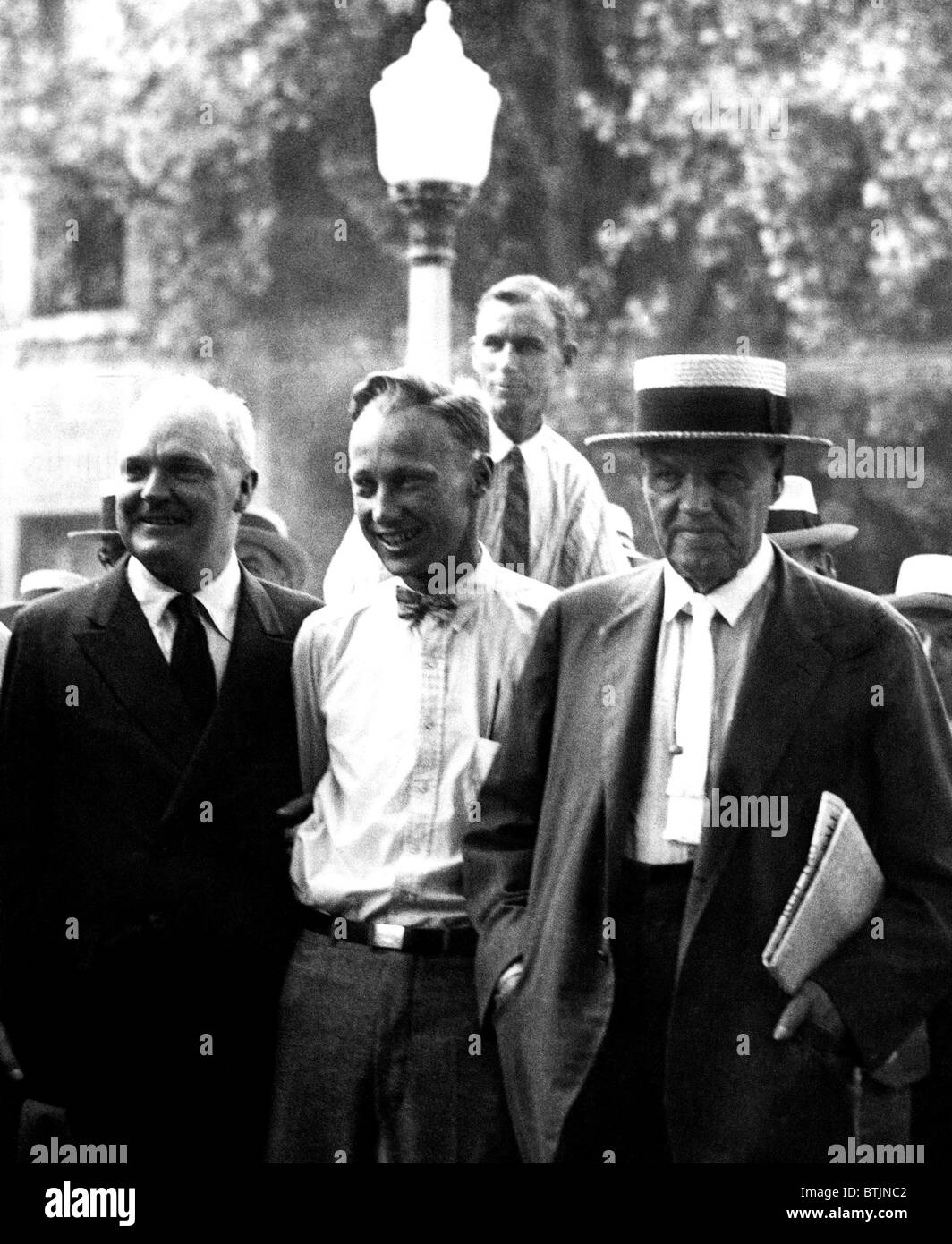 John T. Scopes (c) nel 1925 nel suo famoso 'Monkey Trial'. Egli è accompagnato dalla sua squadra di difesa Dudley campo Malone (l), e Clar Foto Stock