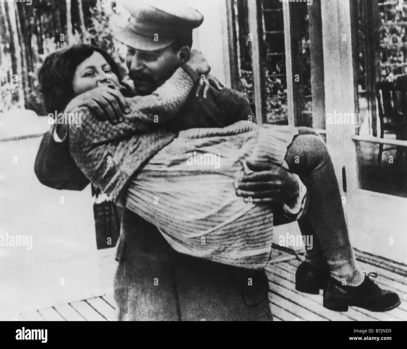 Sovietica Segretario generale Josef Stalin (destra), tenendo la sua figlia Svetlana, Mosca, 1937. Foto Stock