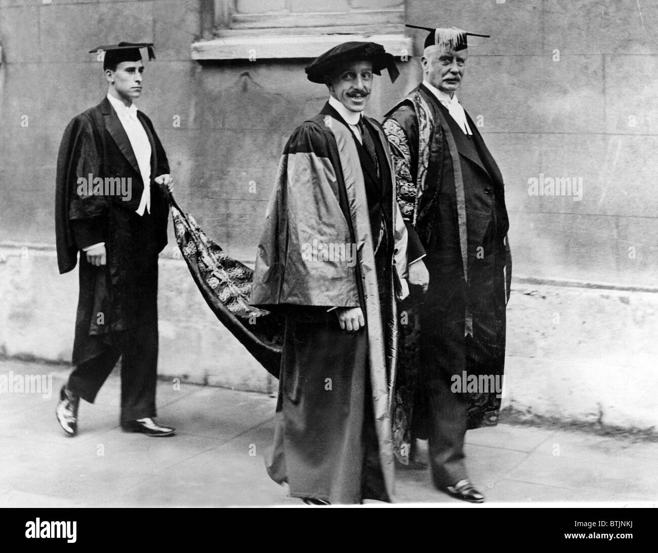 Il re Alfonso XIII di Spagna (1886-1941)riceve il dottore della legge civile grado da Oxford, 7/14/26 Foto Stock