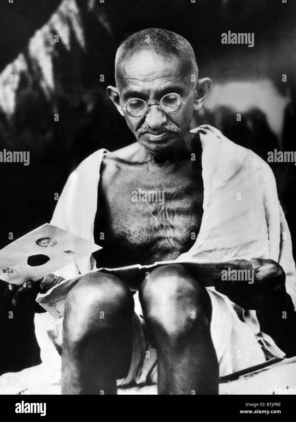 Il Mahatma Gandhi si prepara per lo sciopero della fame. 1939.La cortesia: Archivi CSU/Everett Collection Foto Stock