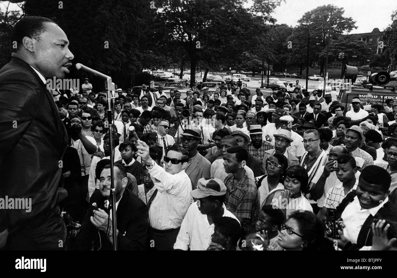 Il dott. Martin Luther King Jr., parlando in Rockefeller Park, CA. 1964. Archivi CSU/cortesia Everett Collection Foto Stock