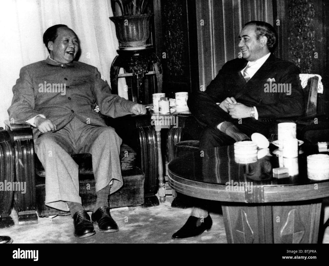 Mao Tse-Tung incontro con il Pakistan il Primo Ministro degli Affari Esteri Zulfikar Ali Bhutto, a Pechino, 1963 Foto Stock