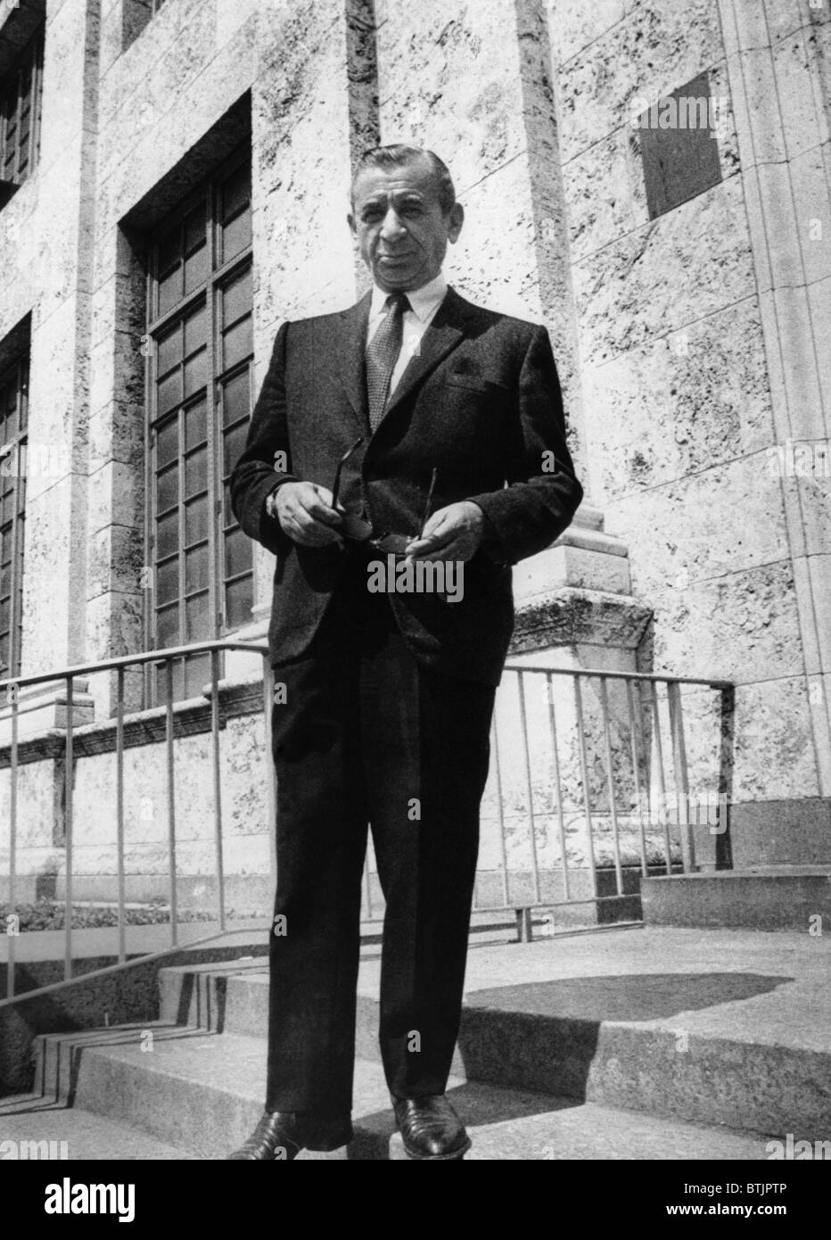 Meyer Lansky (1902-1983), il gangster americano, sui gradini della Federal Courthouse. Miami, Florida, 28 febbraio 1973. CSU Arch Foto Stock