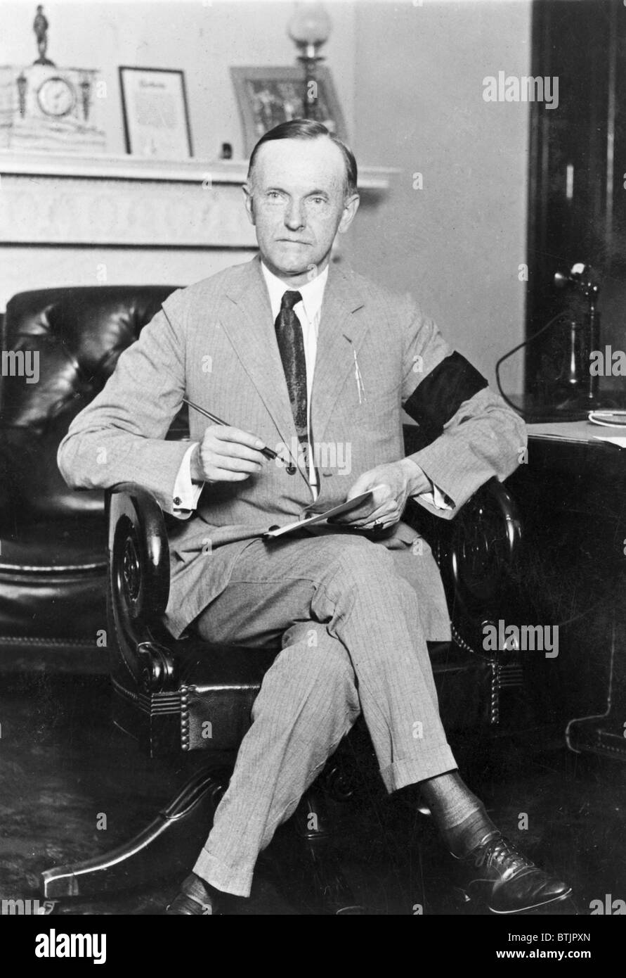 Presidente Calvin Coolidge (1872-33), tenendo in mano carta e penna, indossa una fascia nera al braccio in lutto per il Presidente Harding su Agosto 4, 1923. Foto Stock