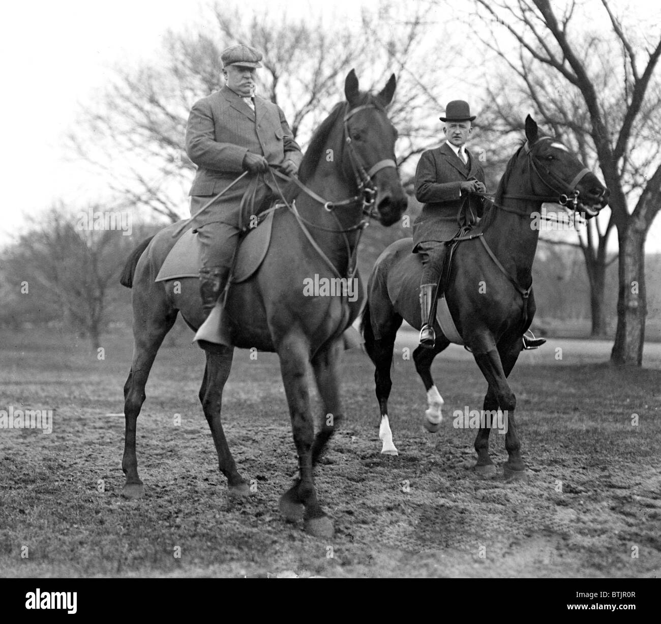Presidente Taft e General Clarence Edwards a cavallo nel 1909. Edwards ha servito nelle Filippine, e fu il capo dell'ufficio di affari insulari, che somministrata i nuovi Stati Uniti Impero. Foto Stock