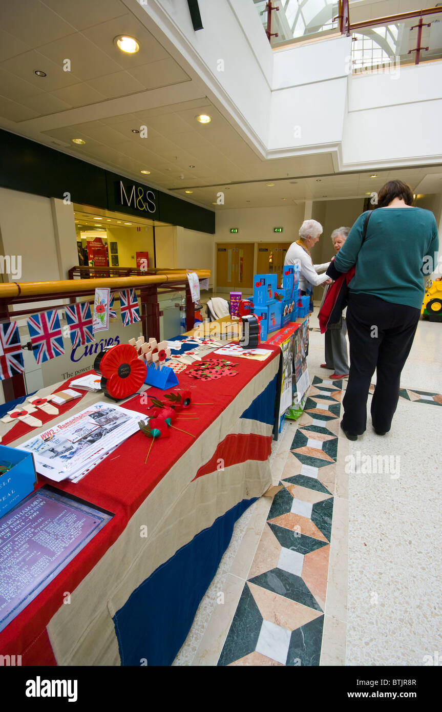 Royal British Legion Poppy stallo con un volontario e i clienti Foto Stock