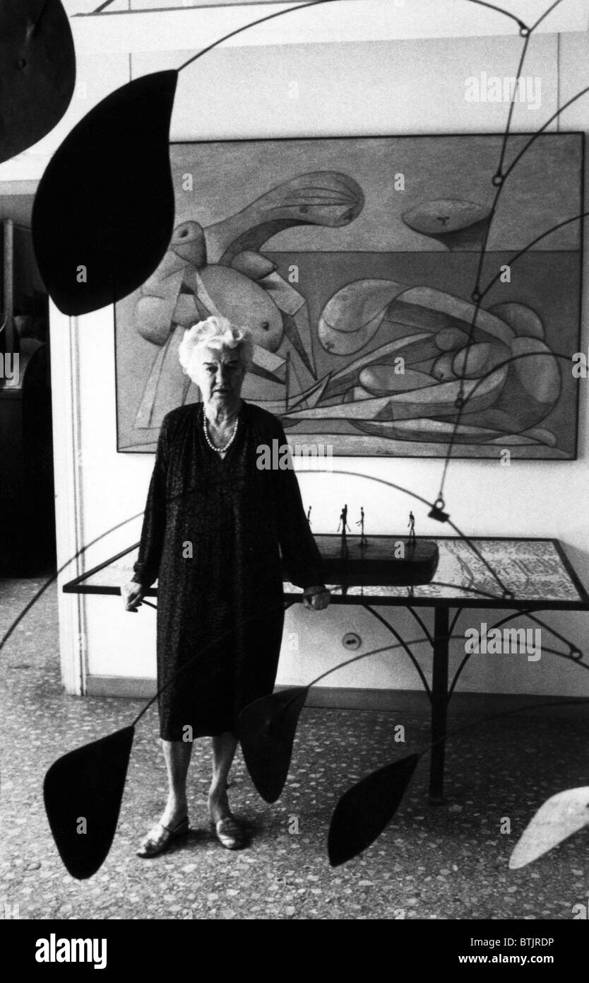 Peggy Guggenheim nel centro sala del suo palazzo, 1978. Sulla parete è un Picasso del 'Ragazze con un giocattolo barca'; sul tavolo è Giac Foto Stock